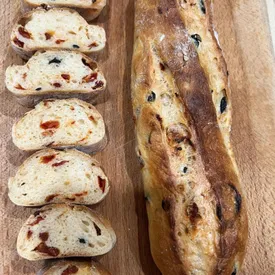 Мини-багет с вялеными томатами и маслинами, 150 гр.